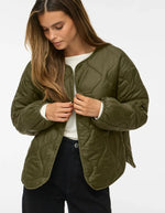 Vue de face de la Veste matelassée légère et courte pour femme de couleur verte, modèle Dune de la marque Vila. Présente un col en V, des manches longues, des poches plaquées à l'avant et une fermeture par boutons-pression.