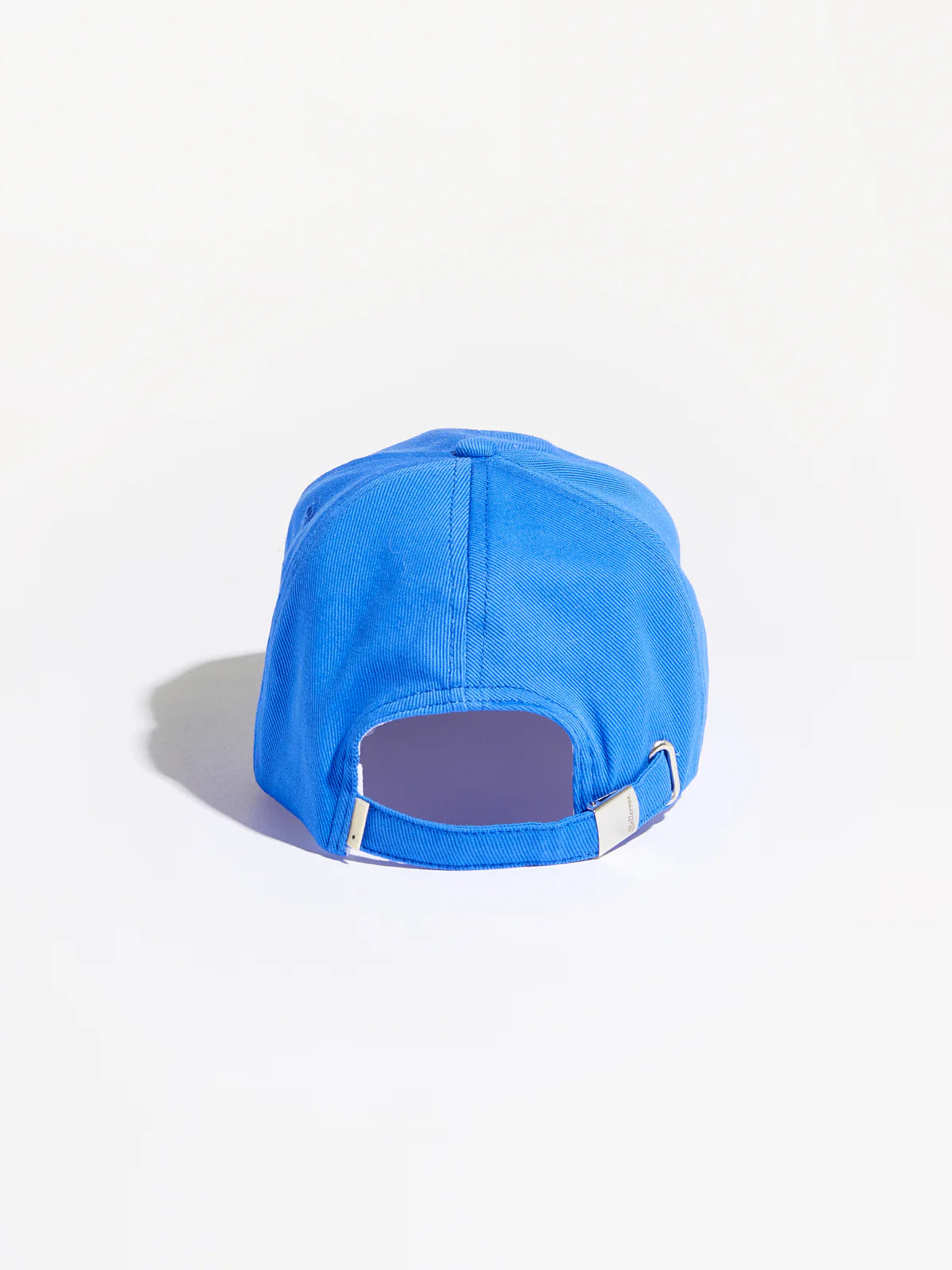 Casquette Bace Bellerose bleue en coton mélangé, vue arrière, avec bride à boucle argentée.
