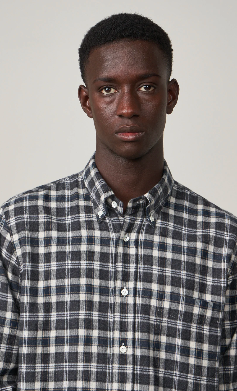 Homme portant une chemise Pitt à carreaux carbone Hartford en flanelle de coton, coupe regular.