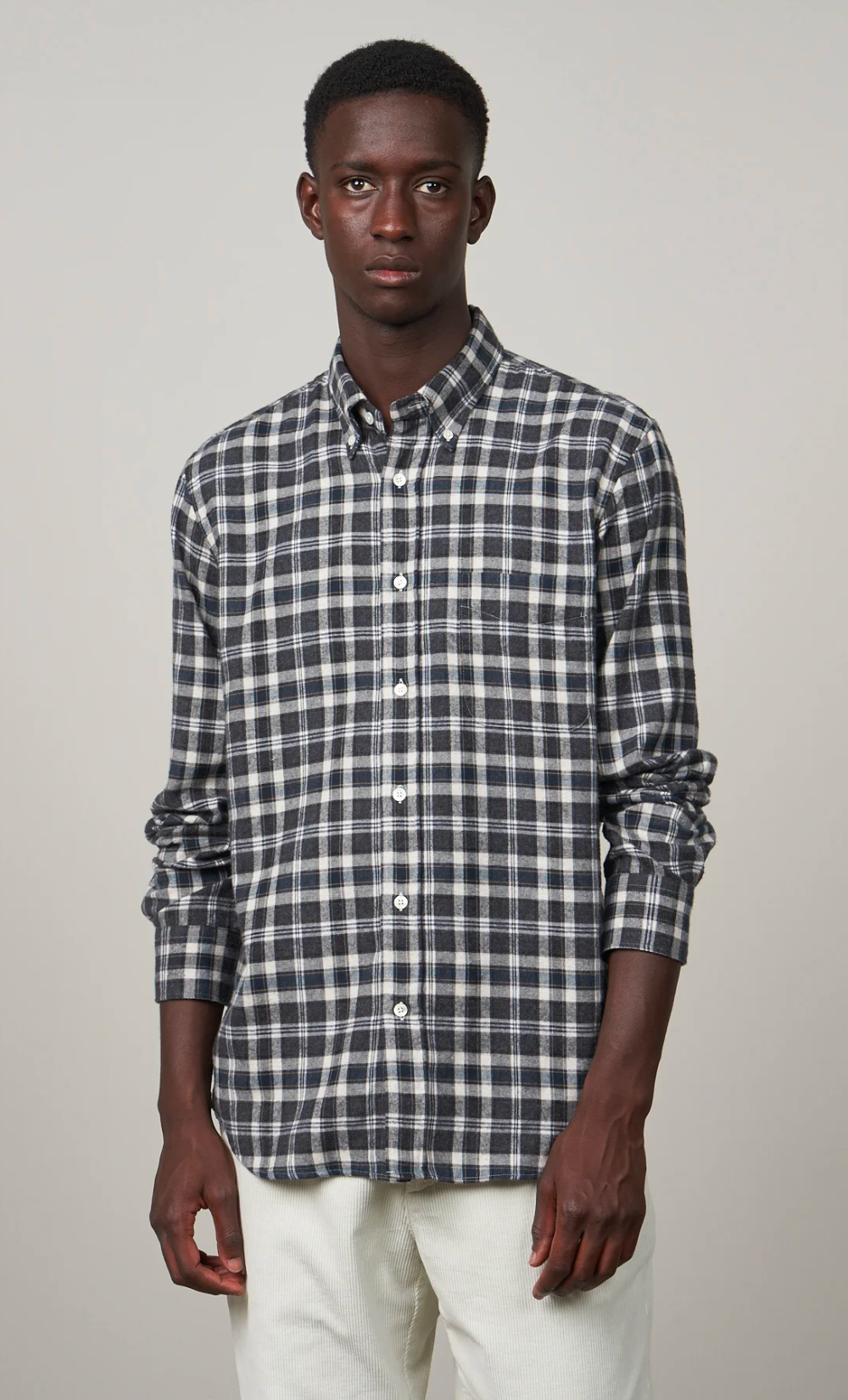 Homme portant une chemise Pitt Hartford en flanelle de coton à carreaux carbone, coupe regular.