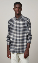 Homme portant une chemise Pitt Hartford en flanelle de coton à carreaux carbone, coupe regular.
