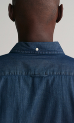 Chemise slim fit indigo Gant en chambray 100% coton, col boutonné, pli plat et patte d'accrochage.