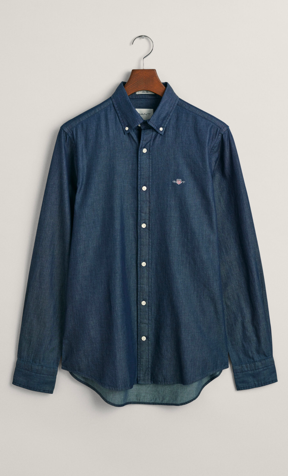Chemise slim fit indigo Gant en chambray 100% coton, col boutonné, écusson brodé.