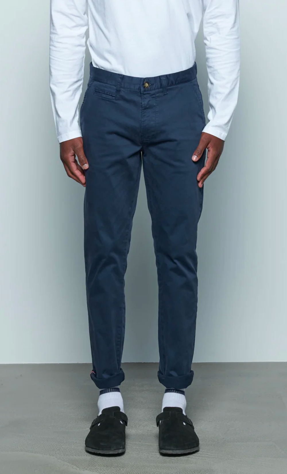 Chino slim Marseille Hero Seven bleu marine foncé avec ourlets retroussés et bouton doré.