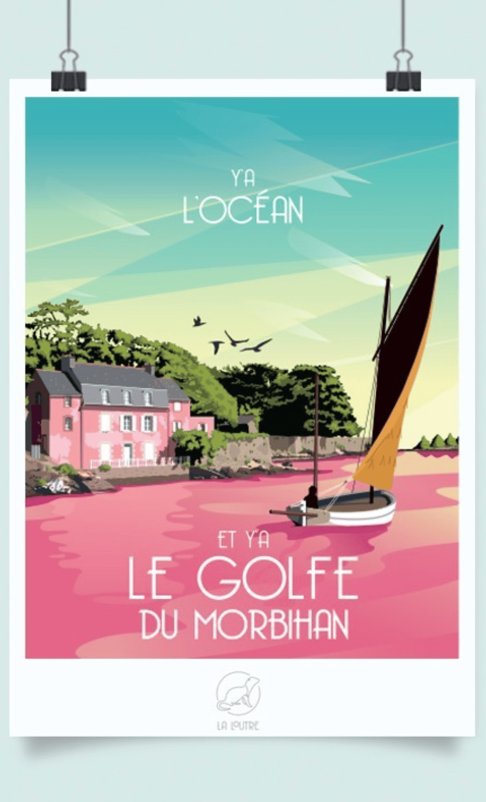 Affiche vintage "Le Golfe du Morbihan" avec maison rose, voilier et ciel turquoise.