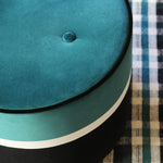 trinity-pouf-léo-velours-bleu-sarah-noir-maison-sarah-lavoine