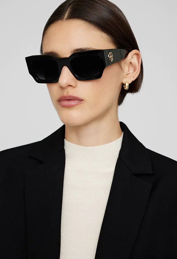 Solaires Indio Monogram Black Anine Bing: monture carrée oversized en acétate noir, monogramme AB doré.