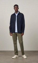 Homme portant une surchemise Percey bleu marine en laine recyclée, coupe regular, avec deux poches poitrines.