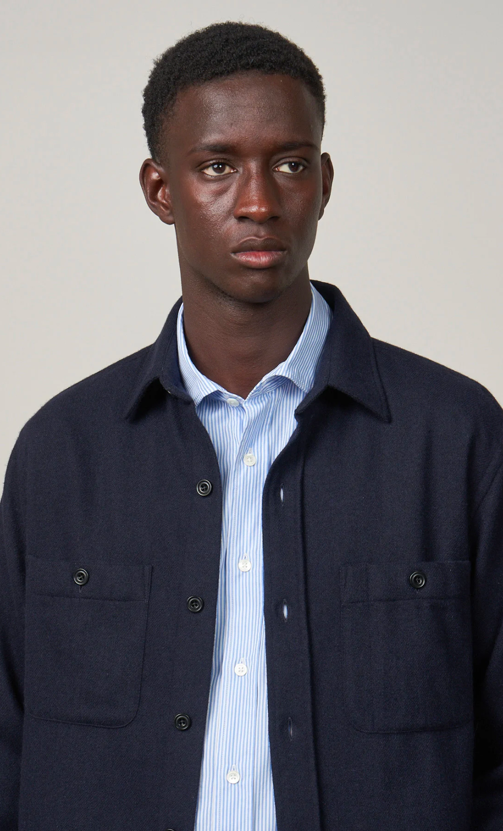 Homme portant une surchemise Percey bleu marine Hartford en laine recyclée, coupe regular, avec deux poches poitrines.