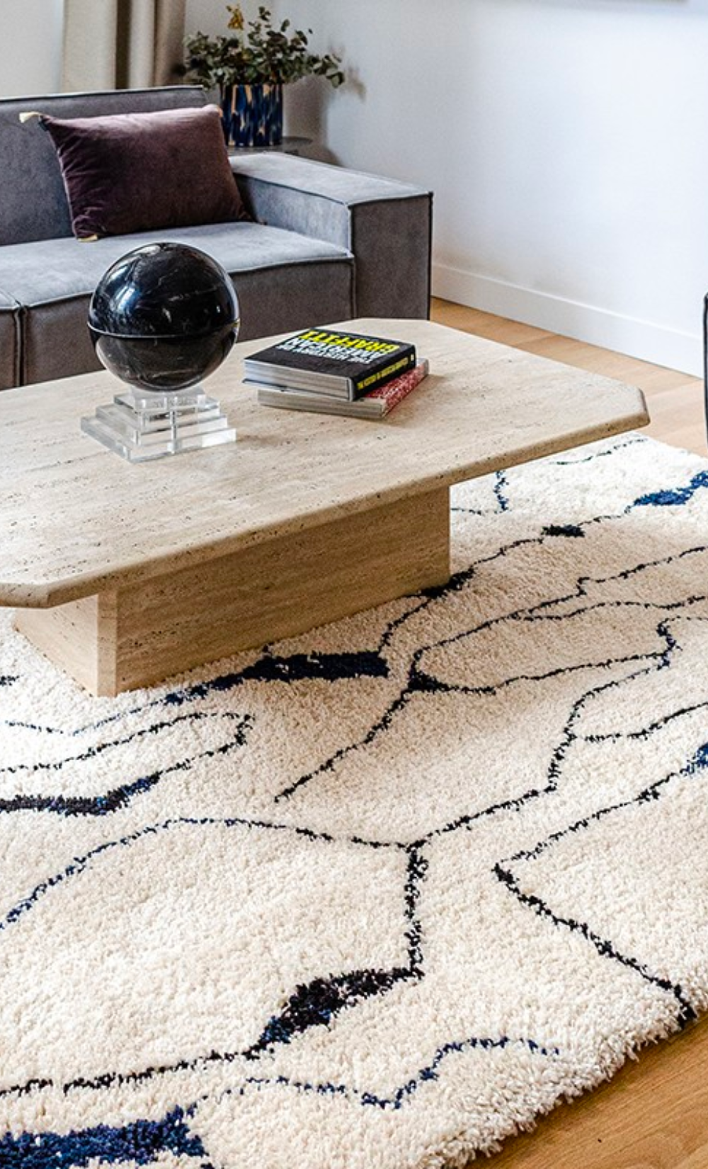 trinity-tapis-fragmance-bleu-marine-edito