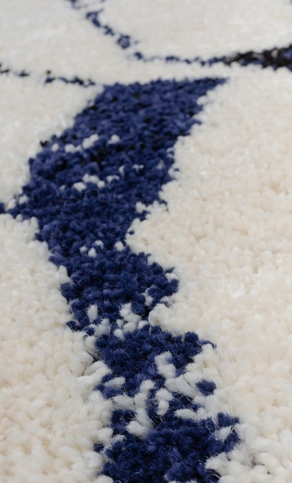 trinity-tapis-fragmance-bleu-marine-edito
