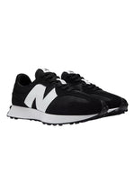 Profil des Baskets sneakers noires et blanches new balance 327 logo n surdimensionne daim et mesh semelle crampons