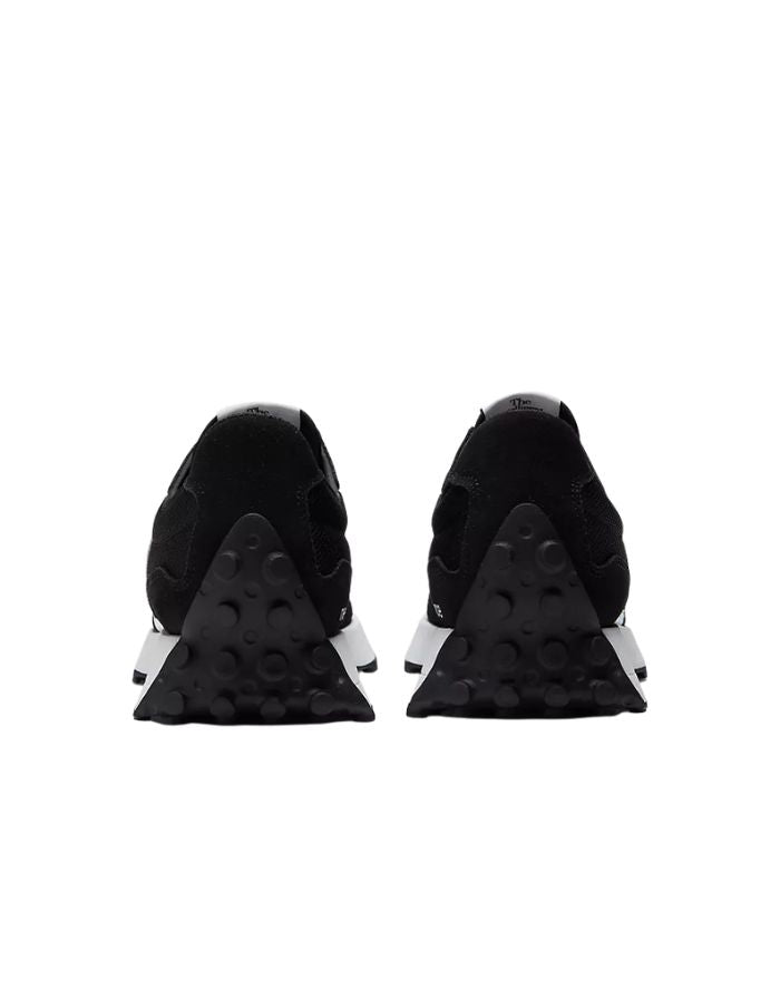 Talons des Baskets sneakers noires et blanches new balance 327 logo n surdimensionne daim et mesh semelle crampons