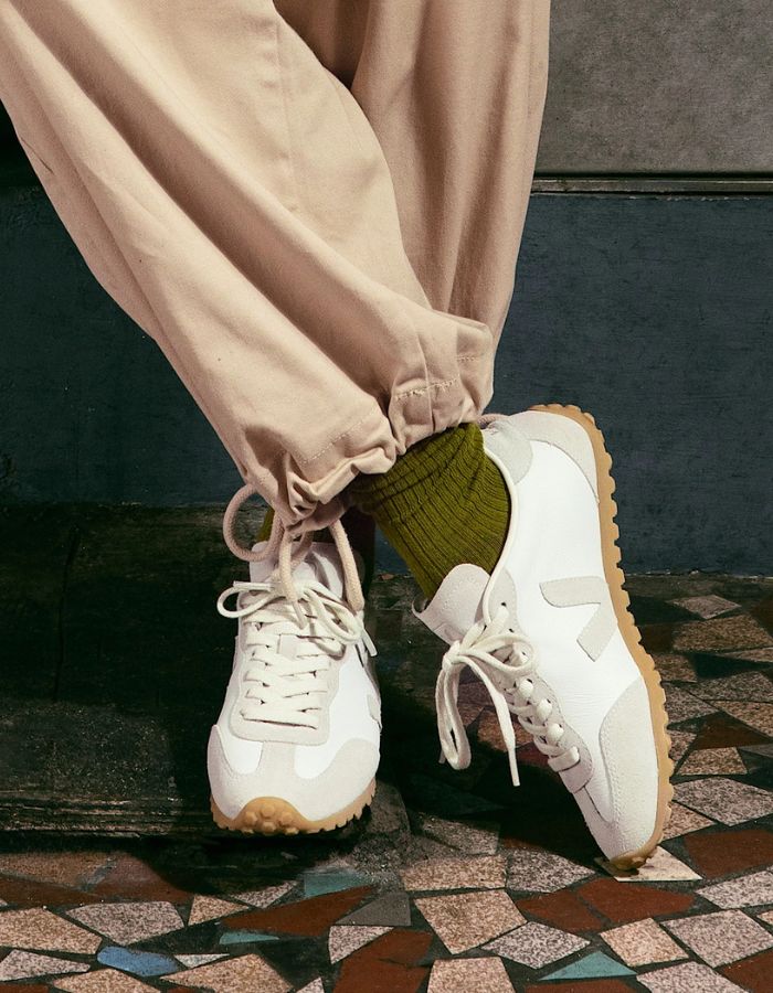 Silhouette avec les Baskets basses pour femme et homme en cuir blanc et empiècements suède naturel avec semelle crantée, modèle GT Leather White Natural de VEJA.