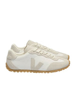 Baskets basses pour femme et homme en cuir blanc et empiècements suède naturel avec semelle crantée, modèle GT Leather White Natural de VEJA.