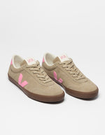 Dessus des Baskets basses rétro en suède taupe et empiècements cuir marron et bleu pour homme et femme, modèle Volley Suede Taupe Malibu Bark de VEJA.