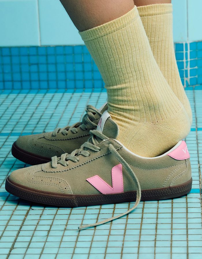 Silhouette avec les Baskets basses rétro en suède taupe et empiècements cuir marron et bleu pour homme et femme, modèle Volley Suede Taupe Malibu Bark de VEJA.
