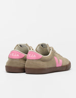 Talons des Baskets basses rétro en suède taupe et empiècements cuir marron et bleu pour homme et femme, modèle Volley Suede Taupe Malibu Bark de VEJA.