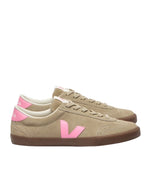 Baskets basses rétro en suède taupe et empiècements cuir marron et bleu pour homme et femme, modèle Volley Suede Taupe Malibu Bark de VEJA.