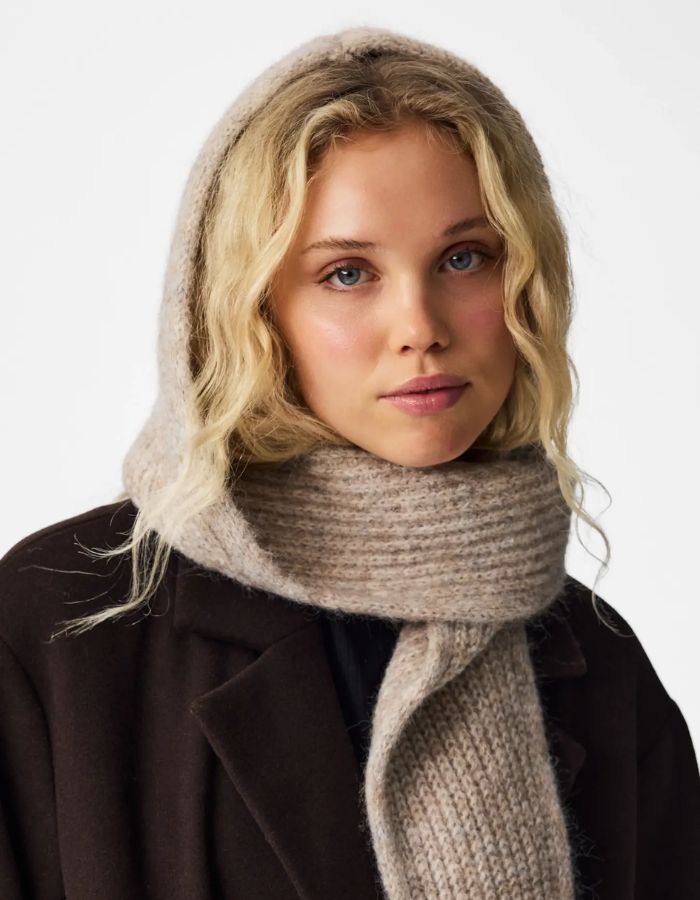 Détail du Bonnet cagoule rebekka grege torsades tricot laine rws polyester recycle pieces