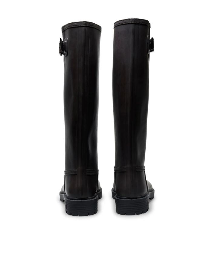 Dos des Bottes de pluie hautes pour femme en caoutchouc naturel marron smooth brown avec semelle et boucle noires, modèle Greta de la marque VERBENAS