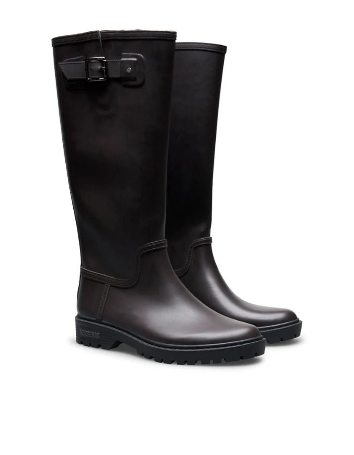 Paire de Bottes de pluie hautes pour femme en caoutchouc naturel marron smooth brown avec semelle et boucle noires, modèle Greta de la marque VERBENAS