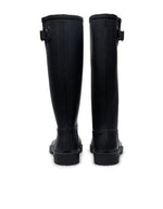 Dos des Bottes de pluie hautes pour femme en caoutchouc naturel noir monochrome avec boucle latérale et semelle crantée, modèle Greta de la marque VERBENAS