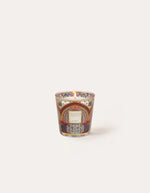 Bougie parfumée My First Baobab Marrakech en verre coloré avec motifs architecturaux mauresques et flamme allumée.