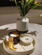 Ambiance déco avec la Bougie parfumee paddywax charmed tabac and pine verre noir couvercle ceramique fer a cheval