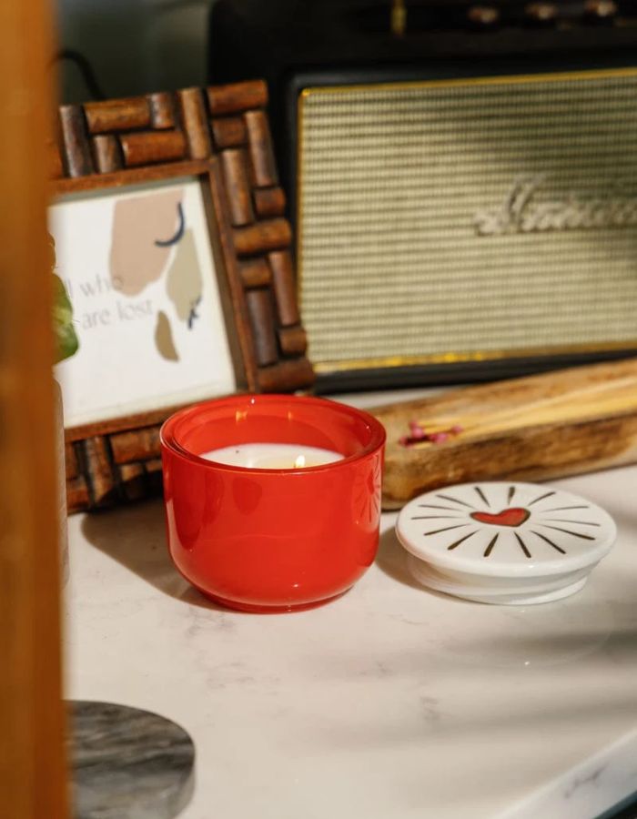 Ambiance déco avec la Bougie parfumee paddywax charmed wild fig and rose verre rouge couvercle ceramique coeur love