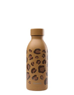 Bouteille isotherme ultra-compacte en inox recyclé avec motif léopard wild camel et bouchon étanche assorti, modèle Icon de la marque QWETCH