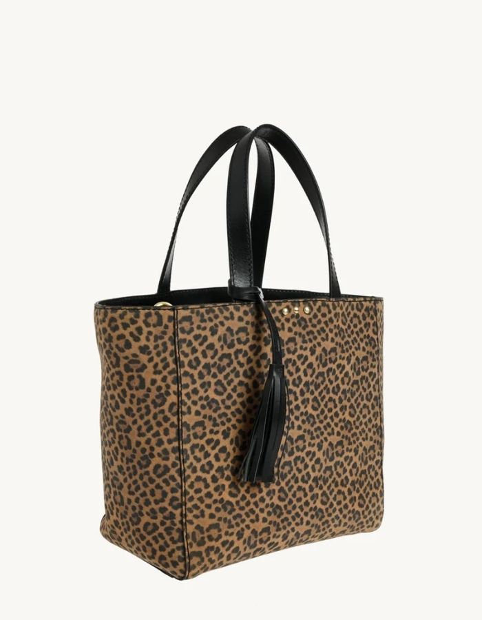 Profil du Petit sac cabas pour femme en cuir velours imprimé léopard avec clous métalliques, anses en cuir et bandoulière amovible, modèle Ramita de la marque Loxwood