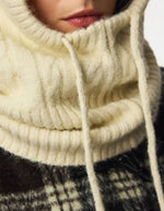 Détail de la Cagoule femme en maille torsadee nambi cable balaclava pieces coloris gris whitecap gray.