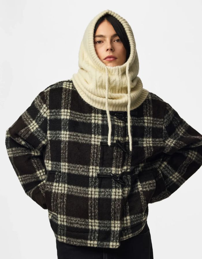 Silhouette avec la Cagoule femme en maille torsadee nambi cable balaclava pieces coloris gris whitecap gray.