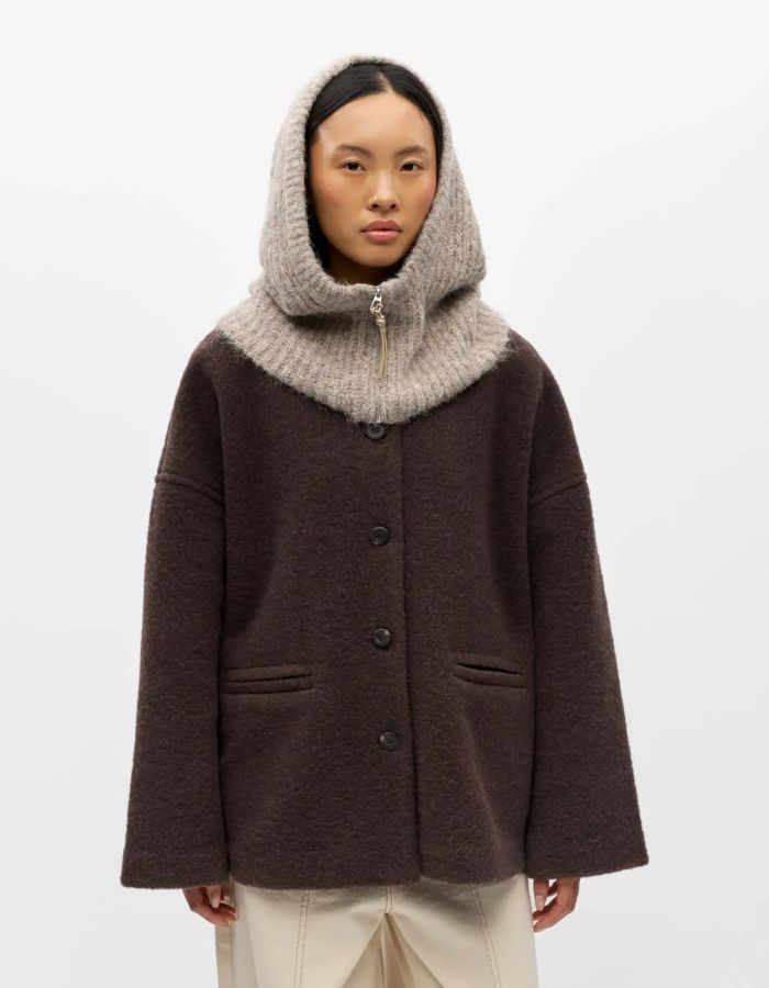 Vue de face de la Cagoule zippee en maille cotele beige humus balaclava col capuche femme marque Object