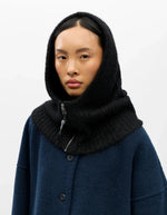 Vue de face de la Cagoule zippee en maille cotele noire balaclava col capuche femme marque Object