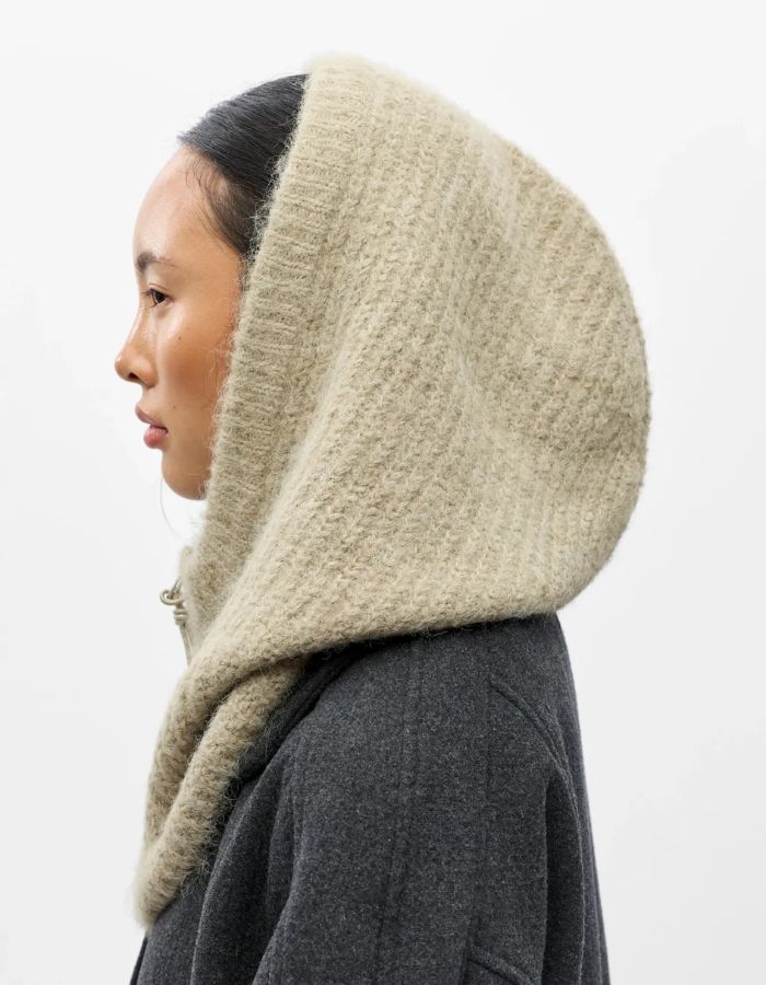 Profil de la Cagoule zippee en maille cotele vert eucalyptus balaclava col capuche femme marque Object.