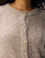Col du Gilet col rond boutonné pour femme en maille beige chiné humus melange avec manches volumineuses, modèle Saggia de la marque OBJECT.