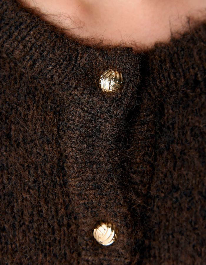 Col du Gilet col rond boutonné pour femme en maille marron chocolat avec manches volumineuses, modèle Saggia de la marque OBJECT.