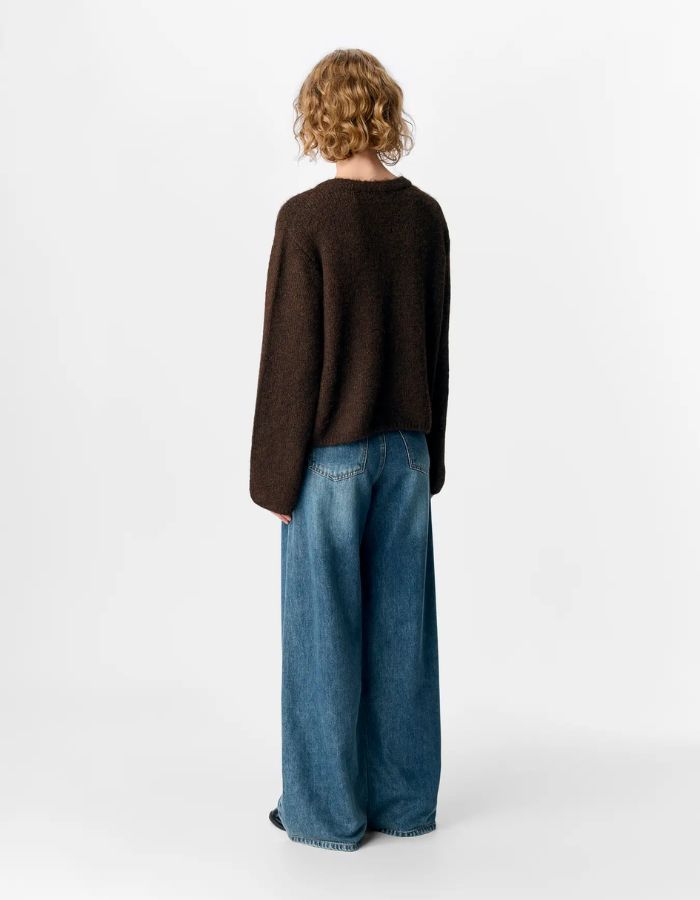 Dos du Gilet col rond boutonné pour femme en maille marron chocolat avec manches volumineuses, modèle Saggia de la marque OBJECT.