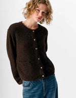 Manches du Gilet col rond boutonné pour femme en maille marron chocolat avec manches volumineuses, modèle Saggia de la marque OBJECT.