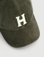 Vue de face de la Casquette homme en velours cotele vert olive hartford logo brode bride ajustable