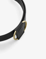 Détail de la Ceinture pour femme en cuir véritable noir, modèle Pilja de la marque Pieces. Présente une largeur de 3 centimètres idéale pour les passants de jean et se ferme à l'aide d'une boucle métallique travaillée aux détails élégants.