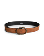 Craquez pour la ceinture en daim véritable Laura de PIECES couleur Root Beer. Une ceinture large de 4 cm en cuir suédé de vachette avec une boucle travaillée.