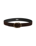 Ceinture large pour femme en daim véritable de couleur marron foncé mocca, modèle Laura de la marque Pieces. Présente une largeur de 4 centimètres avec une texture veloutée et se ferme par une boucle métallique aux détails travaillés.