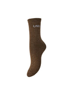 Paire de chaussettes longues pour femme en maille fine de coton couleur blanc crème Toasted Coconut, modèle Sebby de la marque Pieces. Le tissu intègre des fils métalliques de lurex blanc brillant, créant un effet pailleté et scintillant continu sur toute la chaussette.
