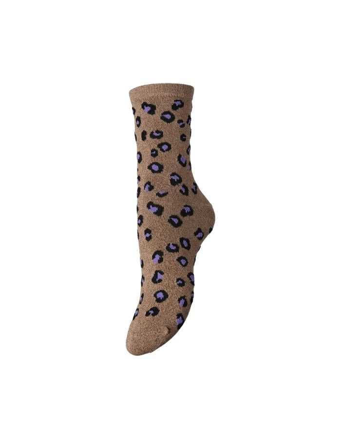Chaussettes pailletées pour femme imprimé léopard naturel, violet et noir avec fils métallisés et finition bord-côtes, modèle Sebby de la marque PIECES