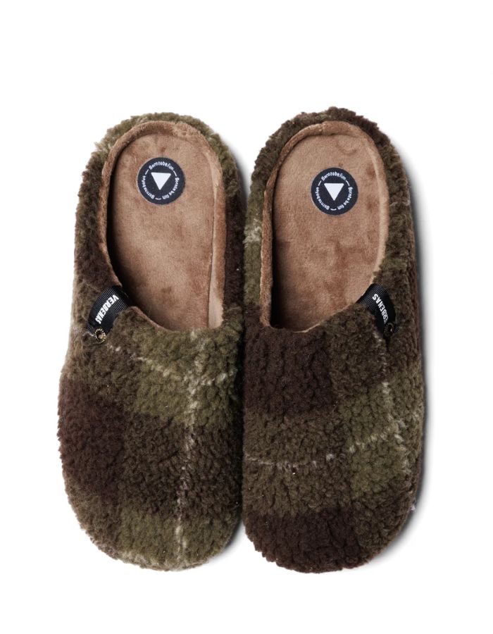 Dessus des Chaussons d'intérieur style sabot à carreaux kaki, marron et beige avec doublure chaude en fausse fourrure