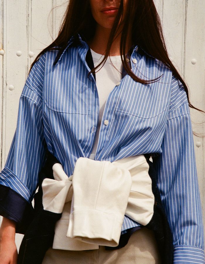 Vue de face de la Chemise ample en popeline coton et polyester recycle bleu blanc palm kerners fabriquee en france