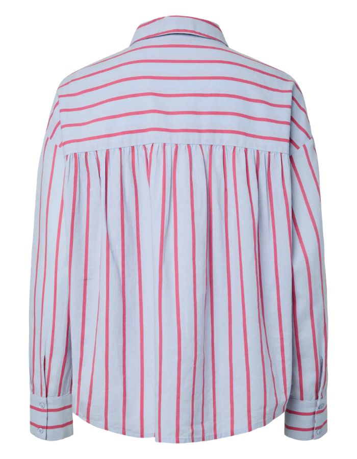 Dos de la Chemise oversize pour femme en coton bio à rayures bleues et roses avec broderie rouge, modèle Javia LS Stripe Shirt de la marque PIECES. Présente un col chemise et des manches longues.